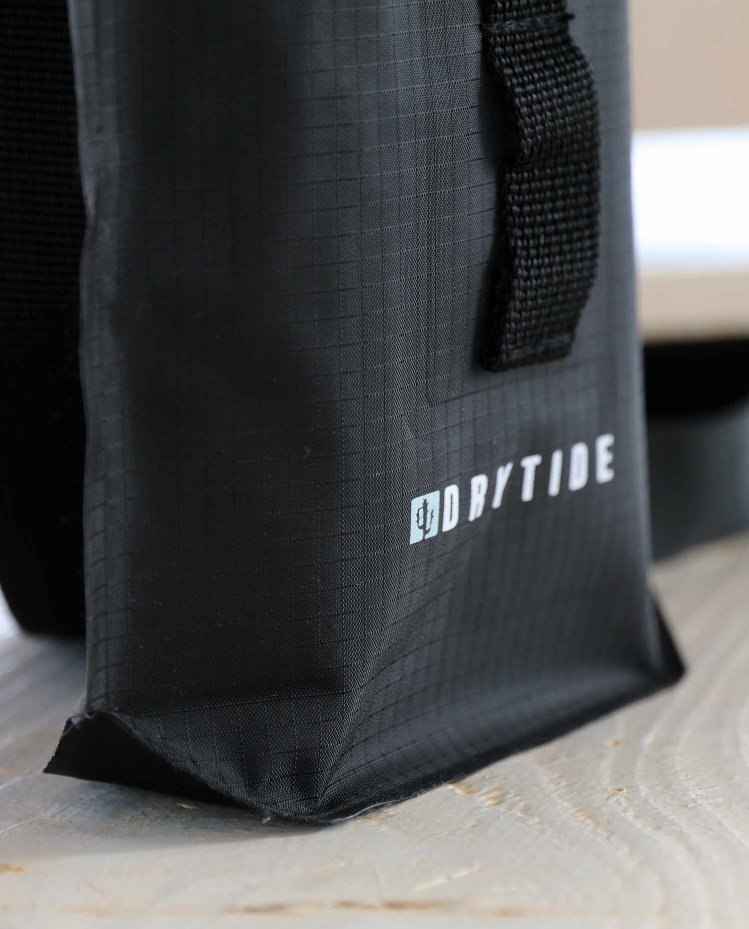 Flat 2L dry bag constructuon close up Flat 2L dry bag constructuon close up