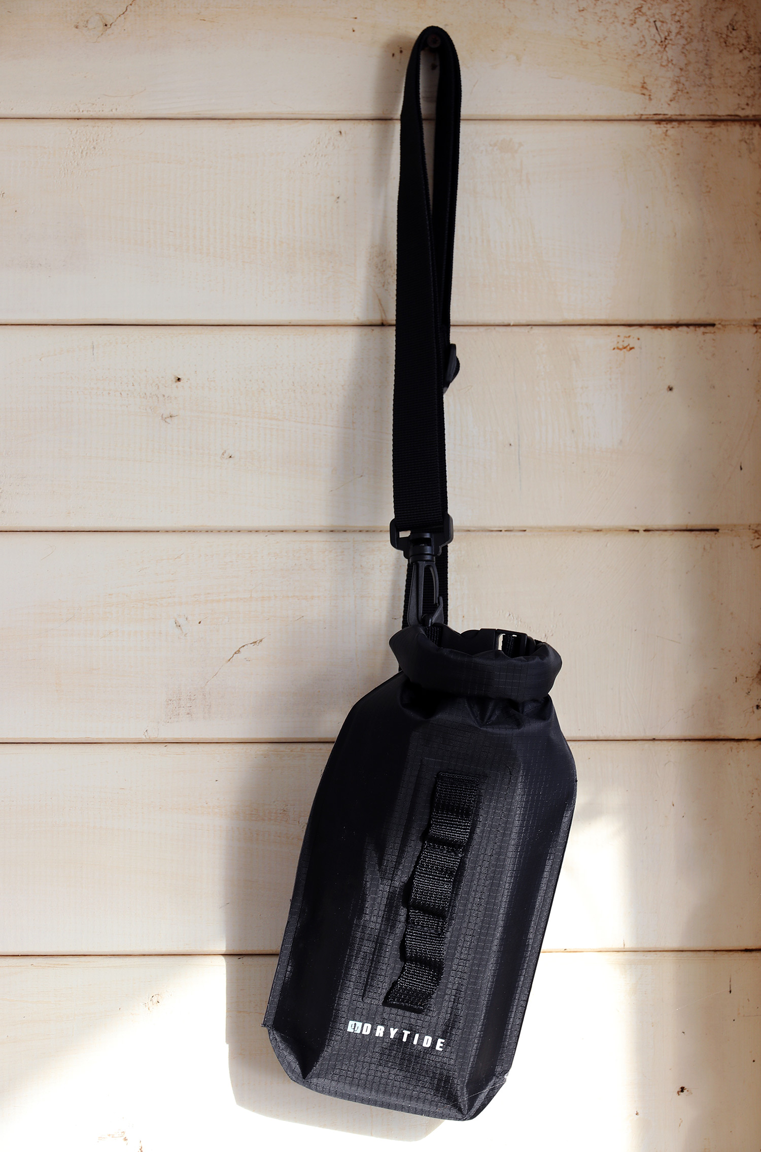 Flat 2L dry bag with shoulder strap Flat 2L dry bag with shoulder strap