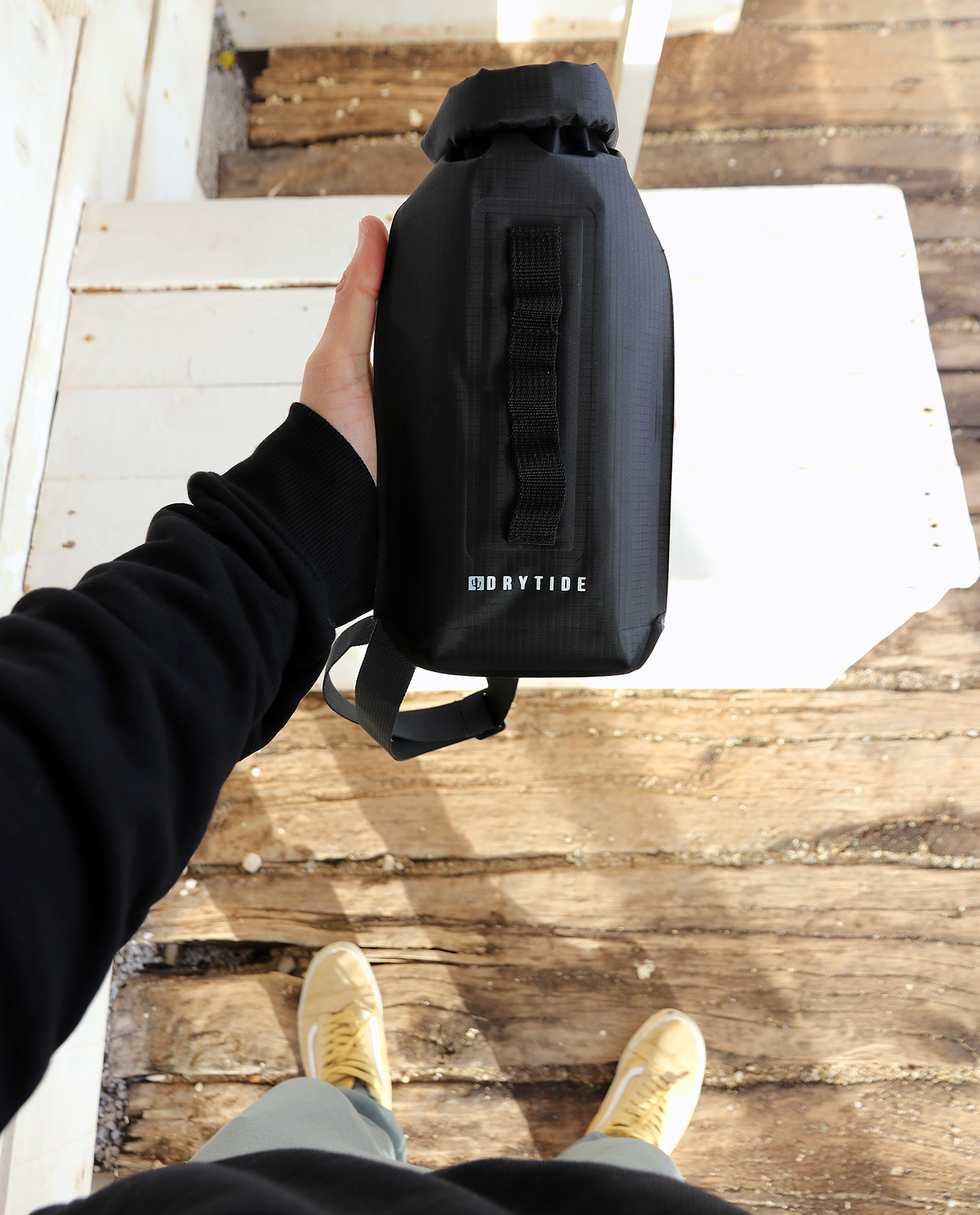 Holding Flat 2L dry bag - size reference Holding Flat 2L dry bag for size reference